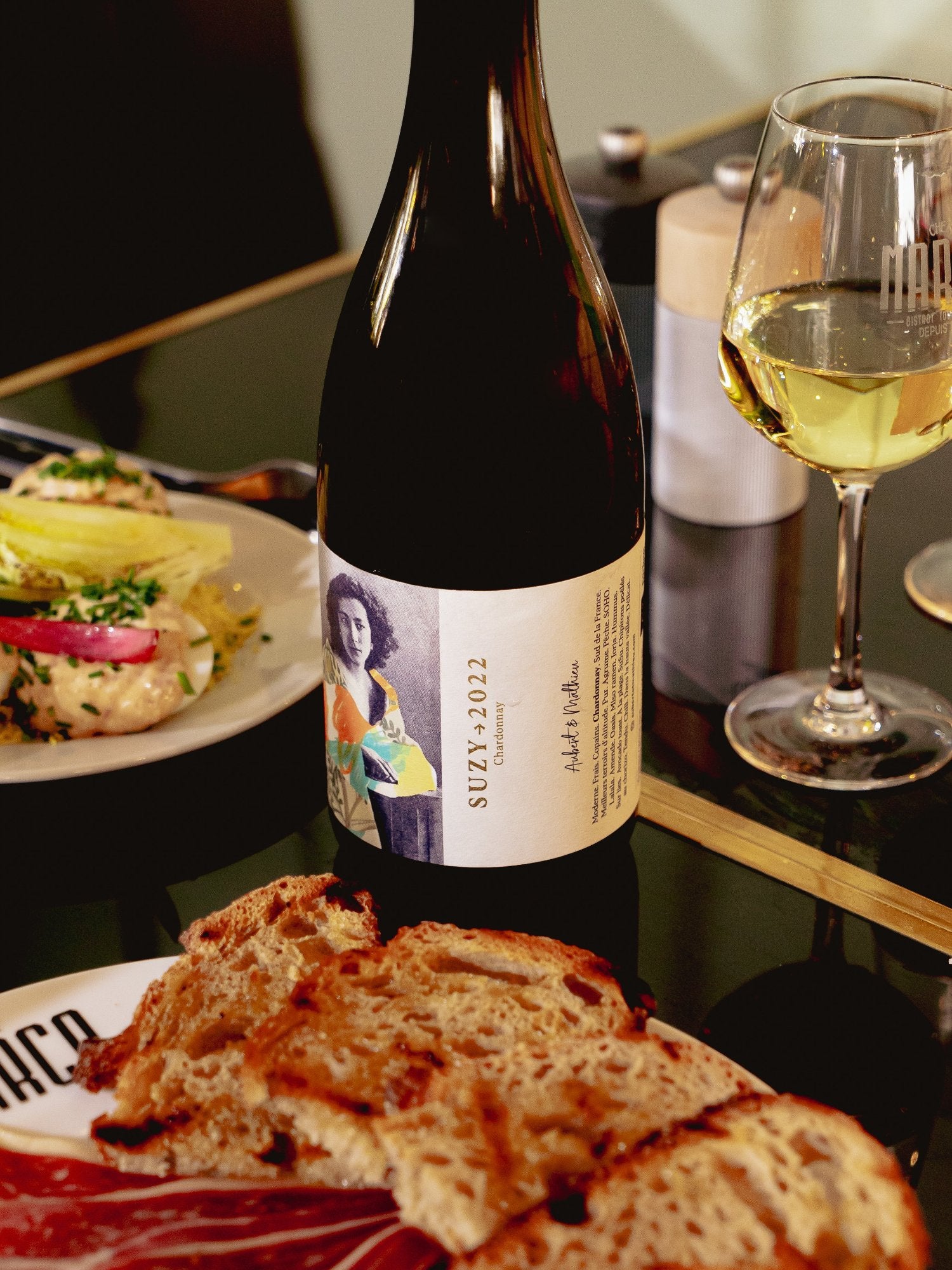 Bouteille de vin blanc Suzy, IGP Pays d’Oc, pur et rond.