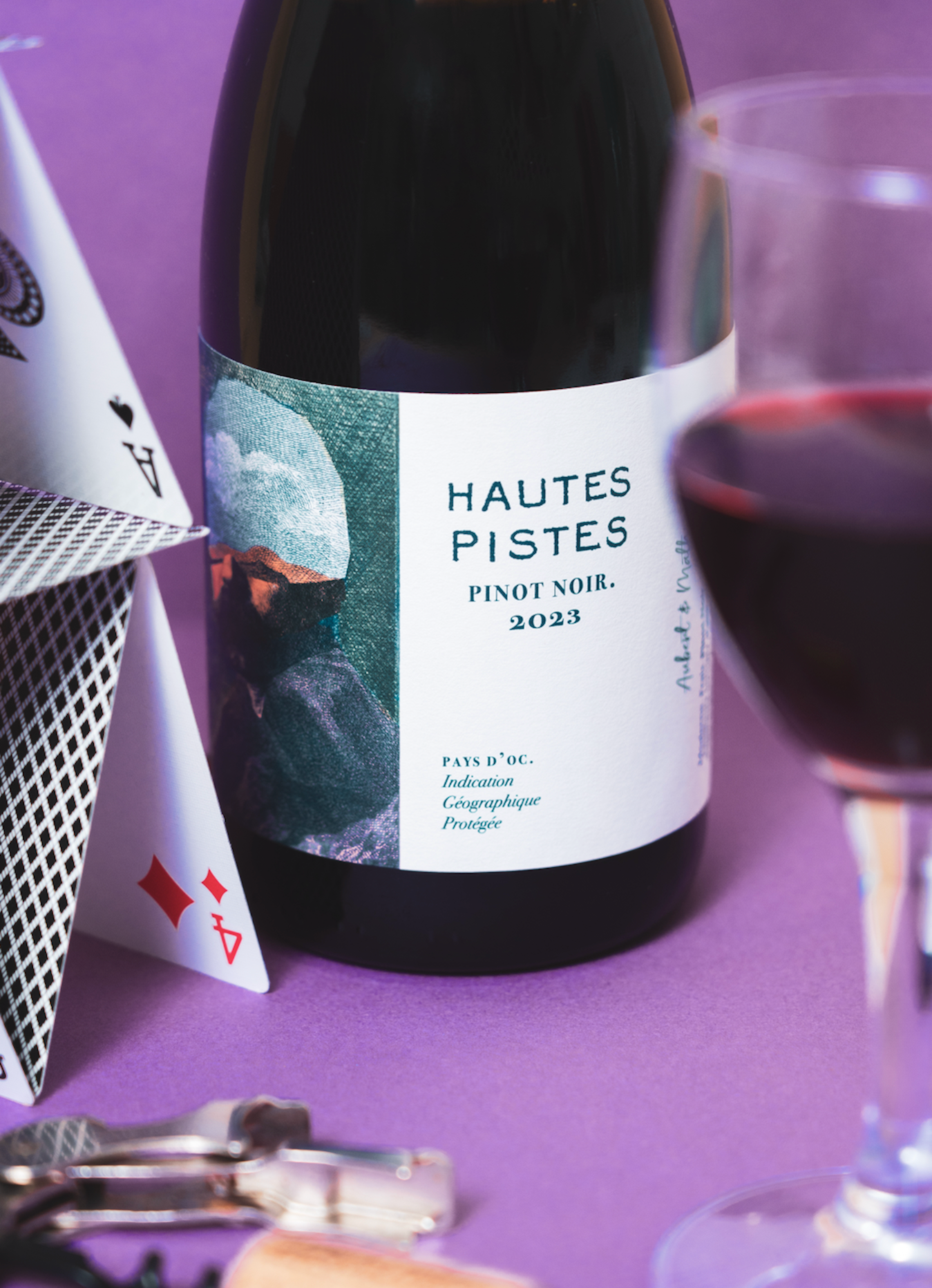 Bouteille de vin rouge Hautes Pistes Pinot Noir, IGP Pays d’Oc, subtil et vibrant.