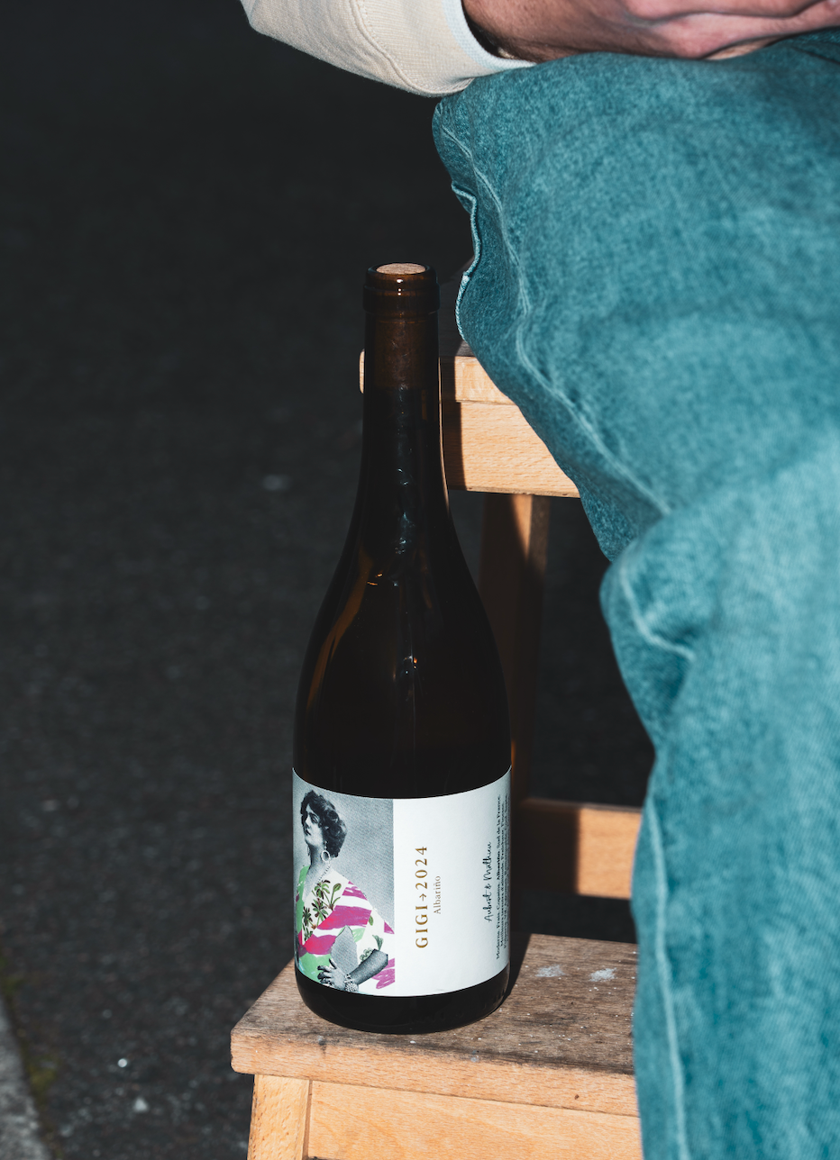 Bouteille de vin blanc Albariño Gigi, Vin de France, frais et élégant.